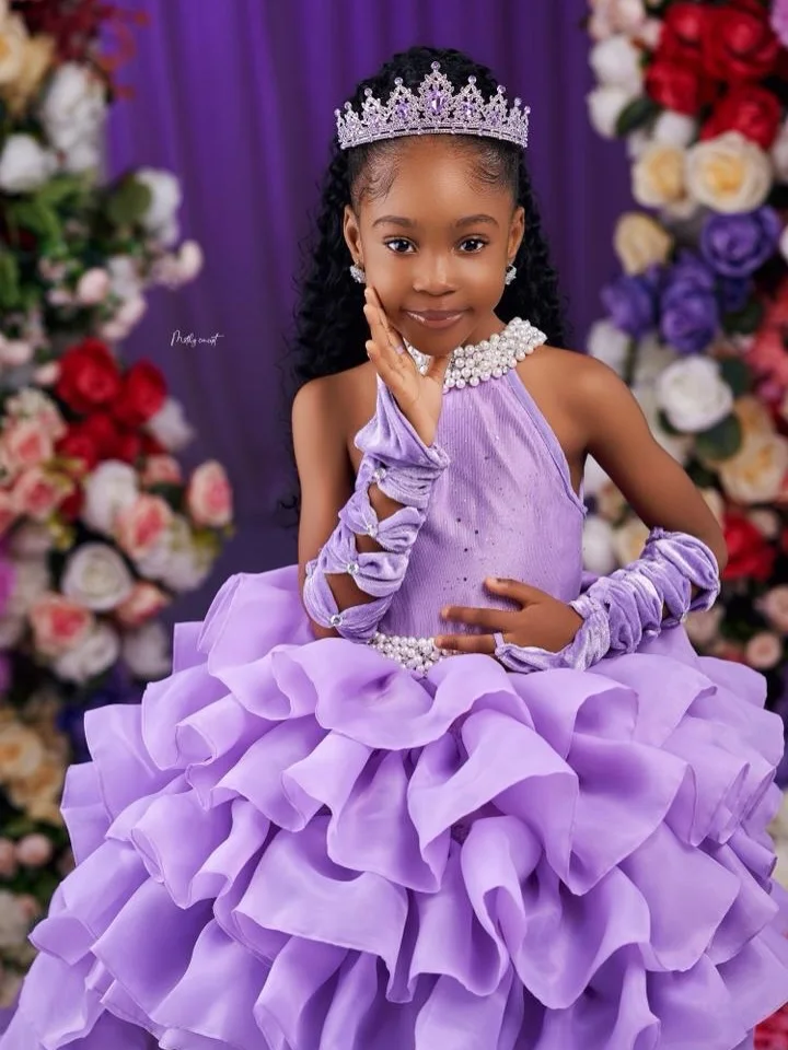 ラベンダー色のふわふわした女の子の誕生日パーティー用ドレス、カスタマイズされたフリル付きライラックのフラワーガールドレス、ベビー・キッズ用フォトシュート用ボールガウン