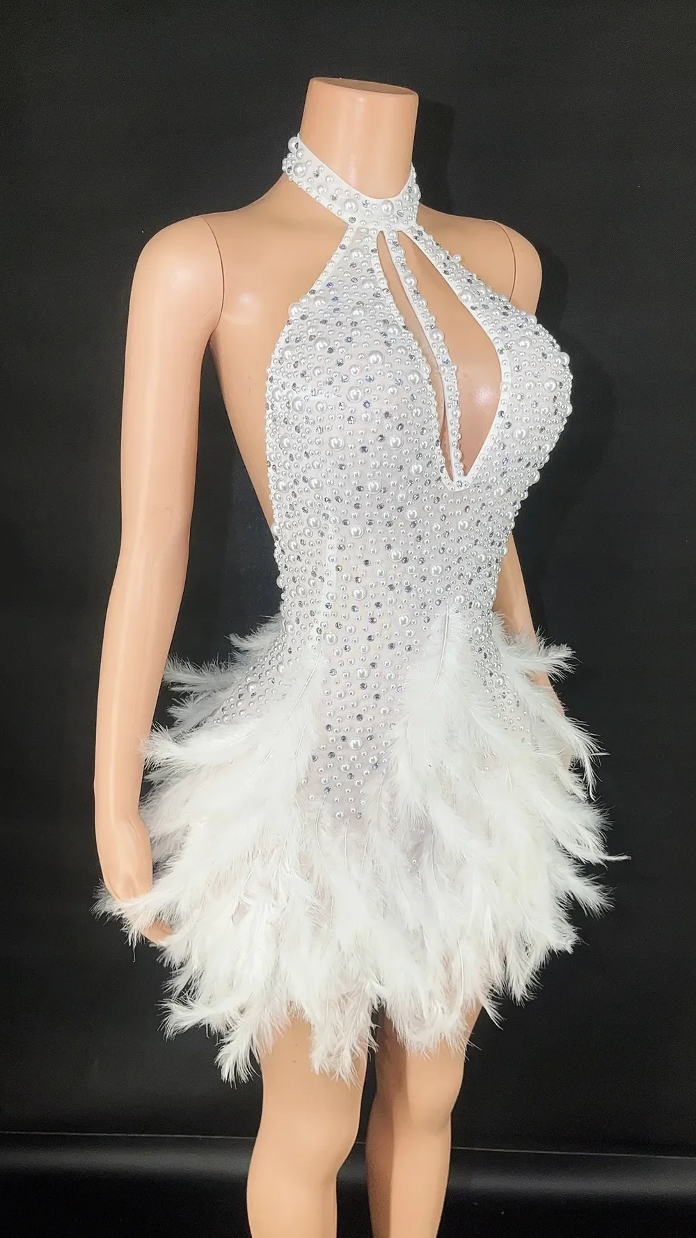 Sexy Strass Perlen Neckholder Rückenfrei Kurzes weißes Federnkleid Frauen Feiern Geburtstagskleid Performance Tanzkostüm