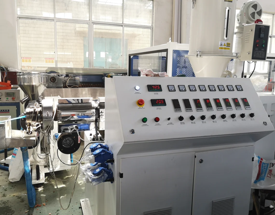 Macchina per la lavorazione della produzione di tubi di aspirazione di scarico per piscine automatiche per tubi di aspirazione in plastica