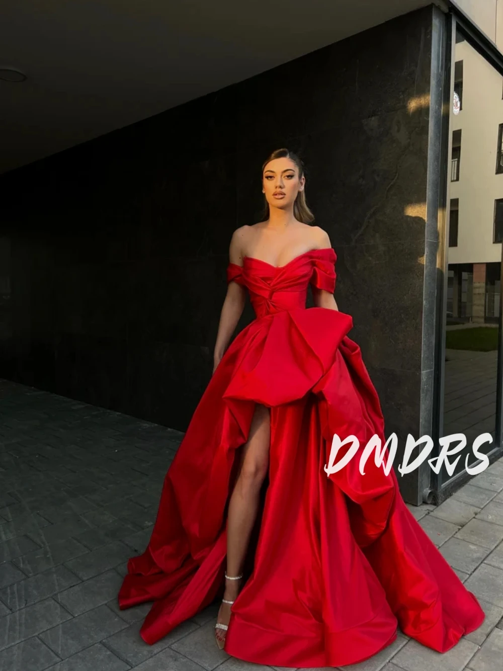 

Vintage Ruffles Red Off-the-shoulder Evening Dress Elegant Ballgown Long Romantic Simple Customized Prom Gown With Slit