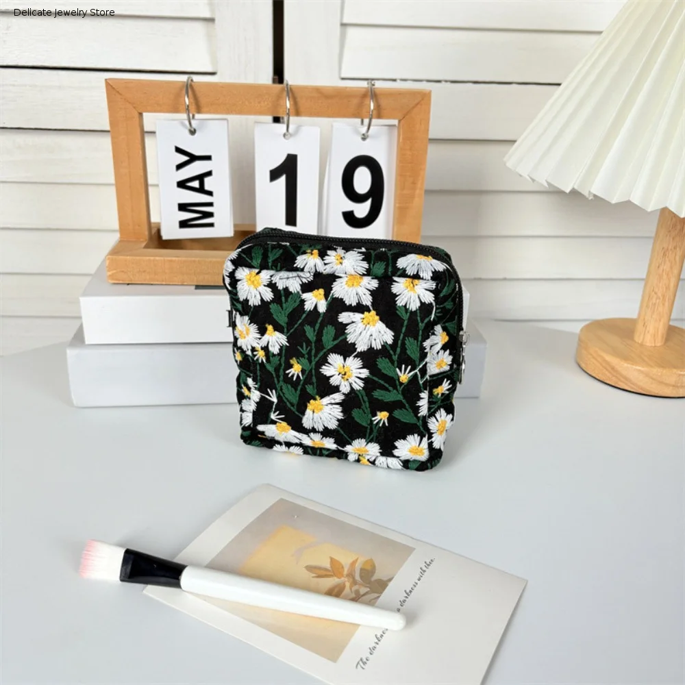 Korean Style Daisy Makeup Bag Dustproof Portable Embroidered Cosmetic Bag Zipper Large Capacity Sundries Organizer Women