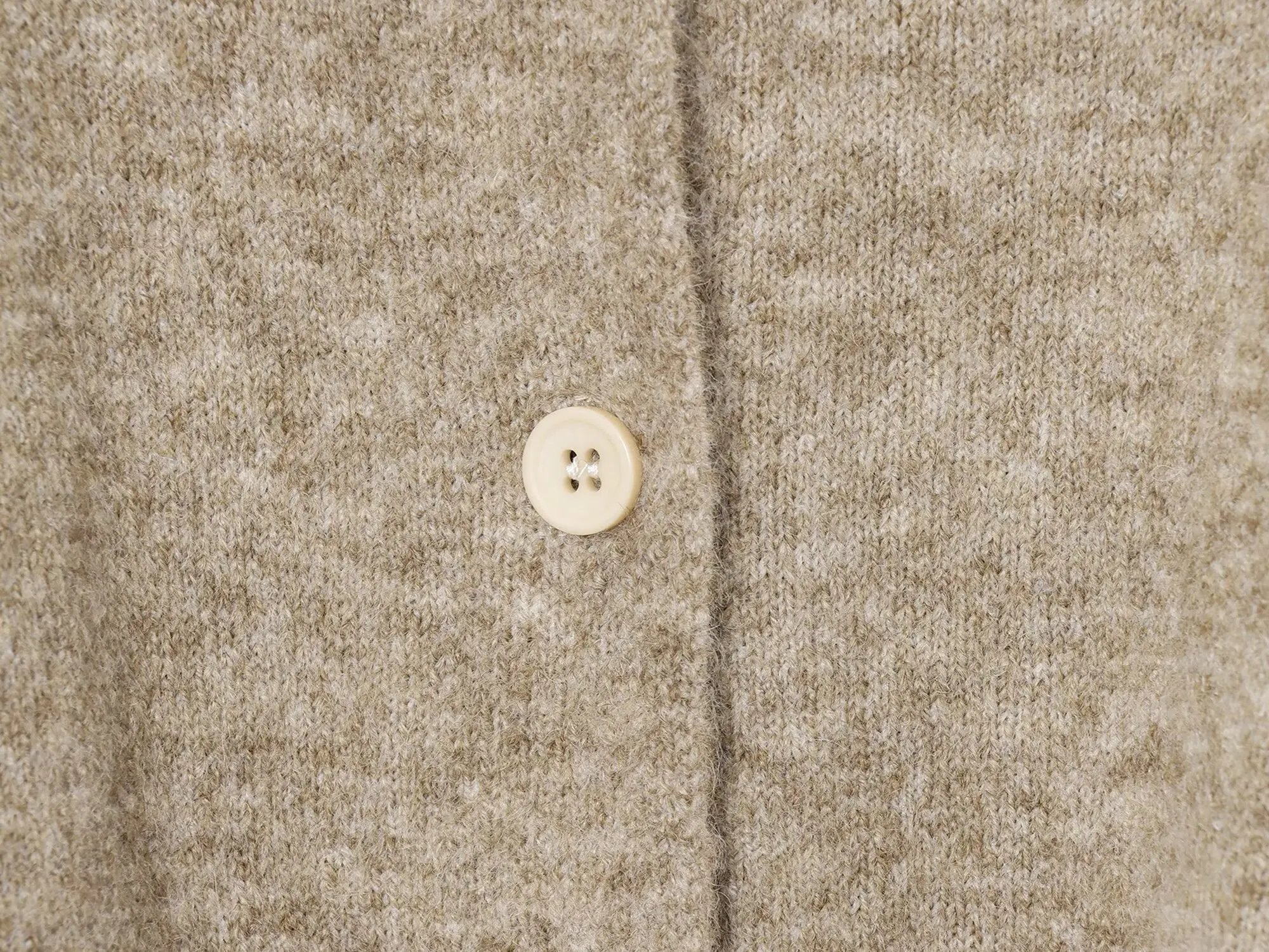 เสื้อโค้ทผู้หญิงคอลเลคชั่นใหม่ ฤดูใบไม้ร่วง/ฤดูหนาว 2025 สีกากี แขนยาว แต่งเชือกผูก ดีไซน์ถักแบบคาร์ดิแกน ทรงหลวม สไตล์ลำลอง เรียบง่าย