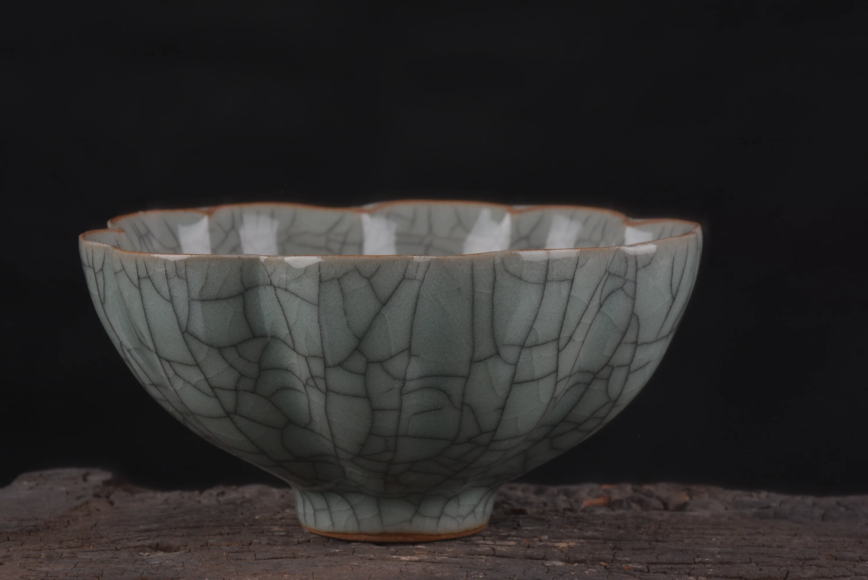 

Song Dynasty porcelain Ge kiln bowl in Song Dynasty,#04