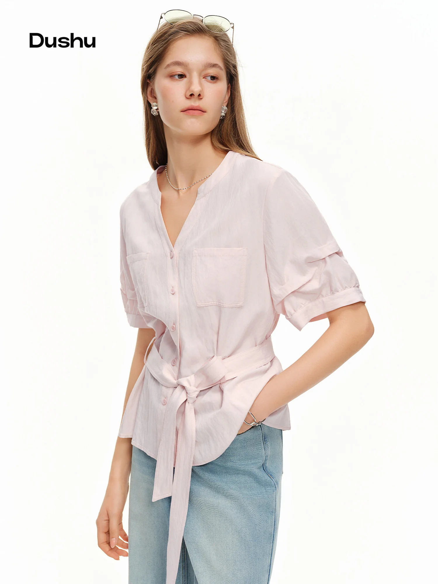 

DUSHU 2026 Летняя женская укороченная рубашка с V-образным вырезом, бантом и акцентом на талии – топ с коротким рукавом, подчеркивающий фигуру
