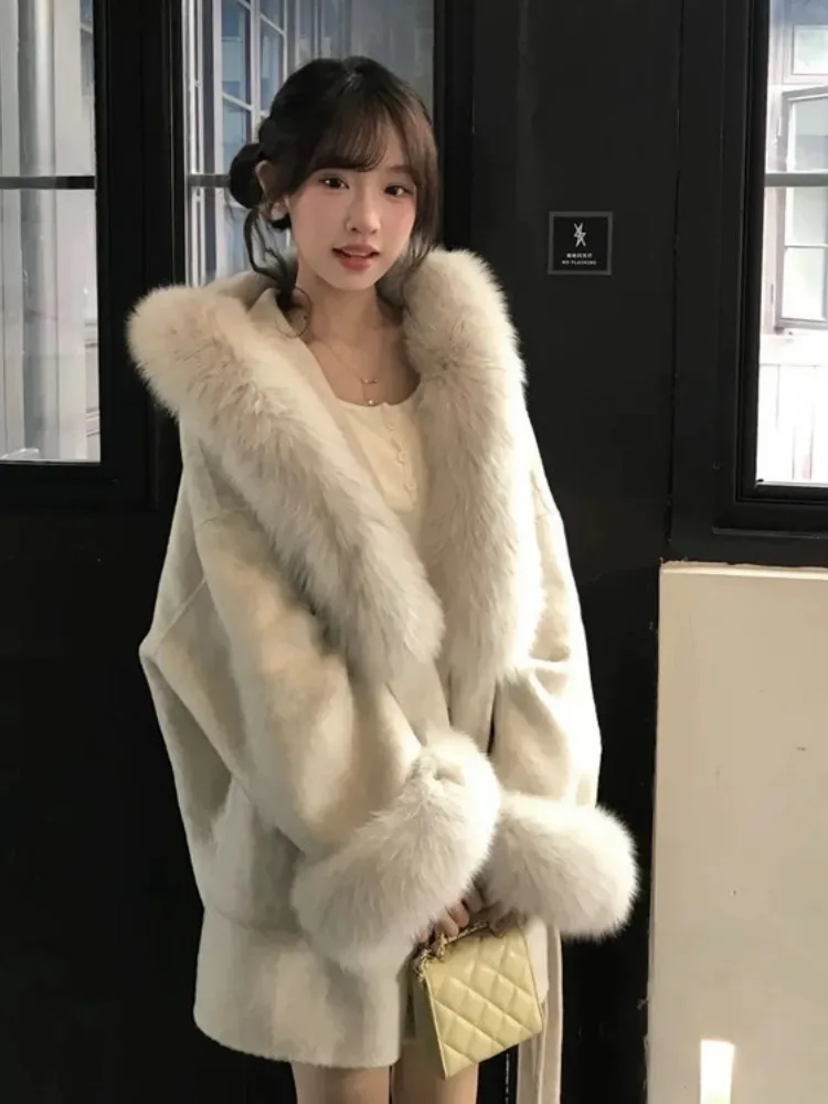 

2025 Зимний женский кардиган из искусственного меха, шерстяное пальто с воротником из искусственного лисьего меха, дизайн нечетких манжет, теплая шерстяная верхняя одежда для роскошной вибрации