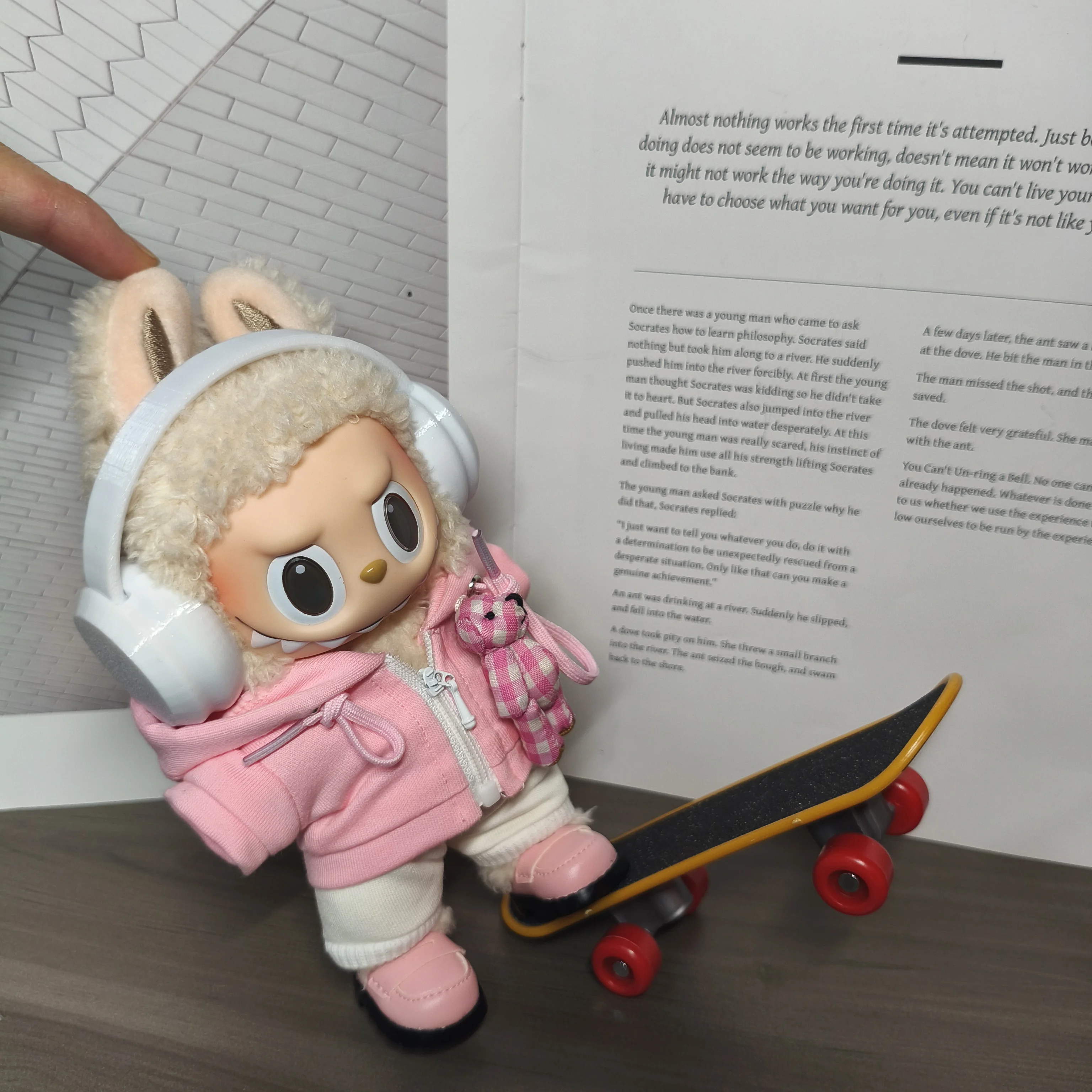 

17cm Labnubu Cute Casual Hoodie Fashionable Shirt Baseball Bat Set Mini Skateboard Headphones Martin Boots Doll Accessories