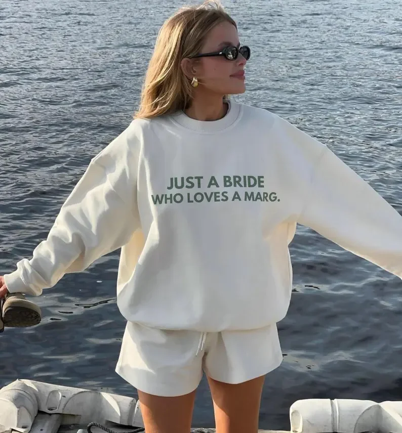سويت شيرت Just A BRIDE Who Loves Margs - سترة عروس مخصصة، قميص استحمام مضحك لحفلات العزوبية، سترة Wifey