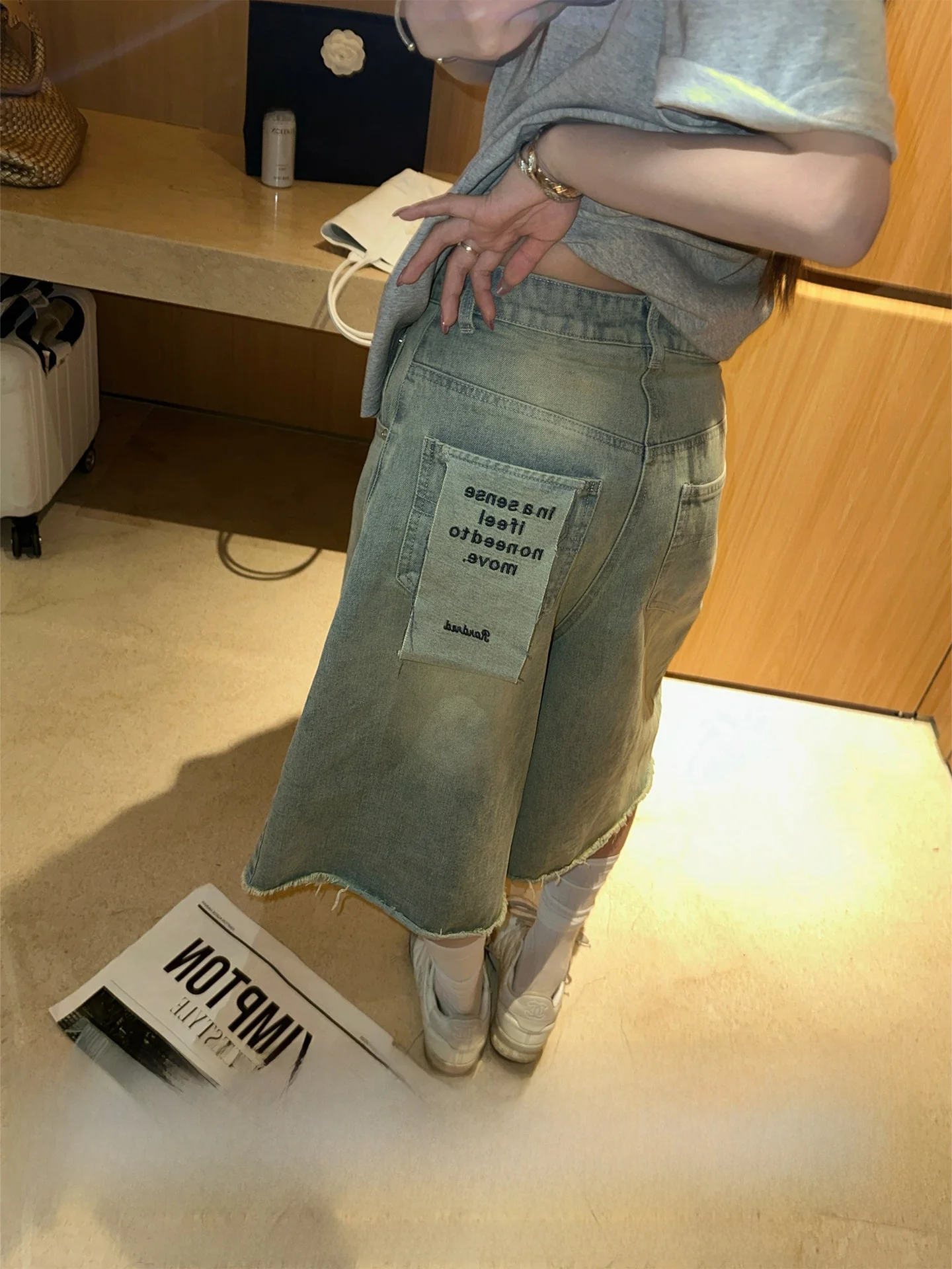 

Свободные джинсы с высокой талией и широкими штанинами из британского денима в американском уличном стиле, с эффектом потертости, средней длины, из хлопковой ткани, на пуговицах.