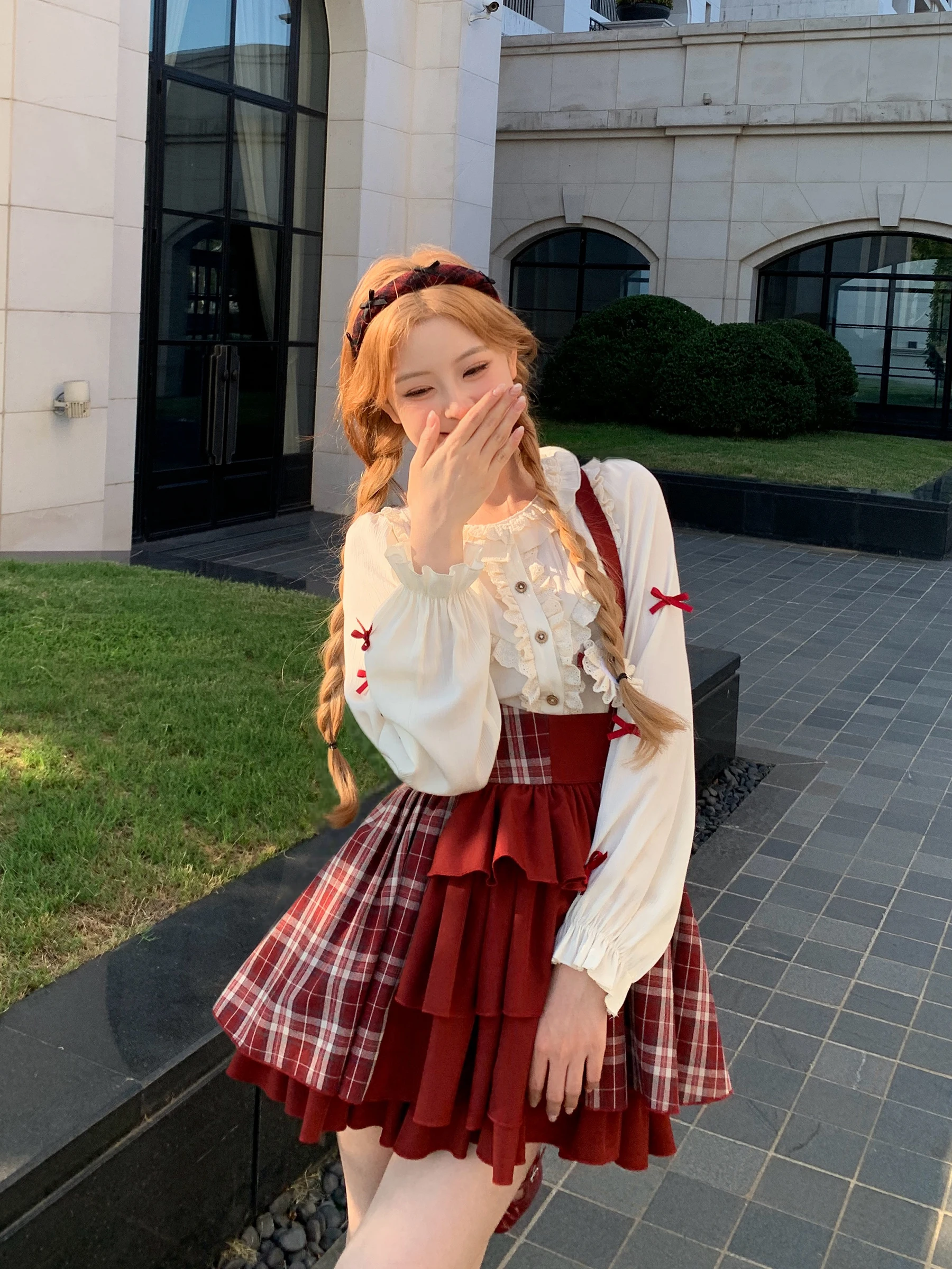 2025 verão novo design high-end vermelho retalhos xadrez estilo universitário multi-camada inchado fino casual diário saia de alça curta