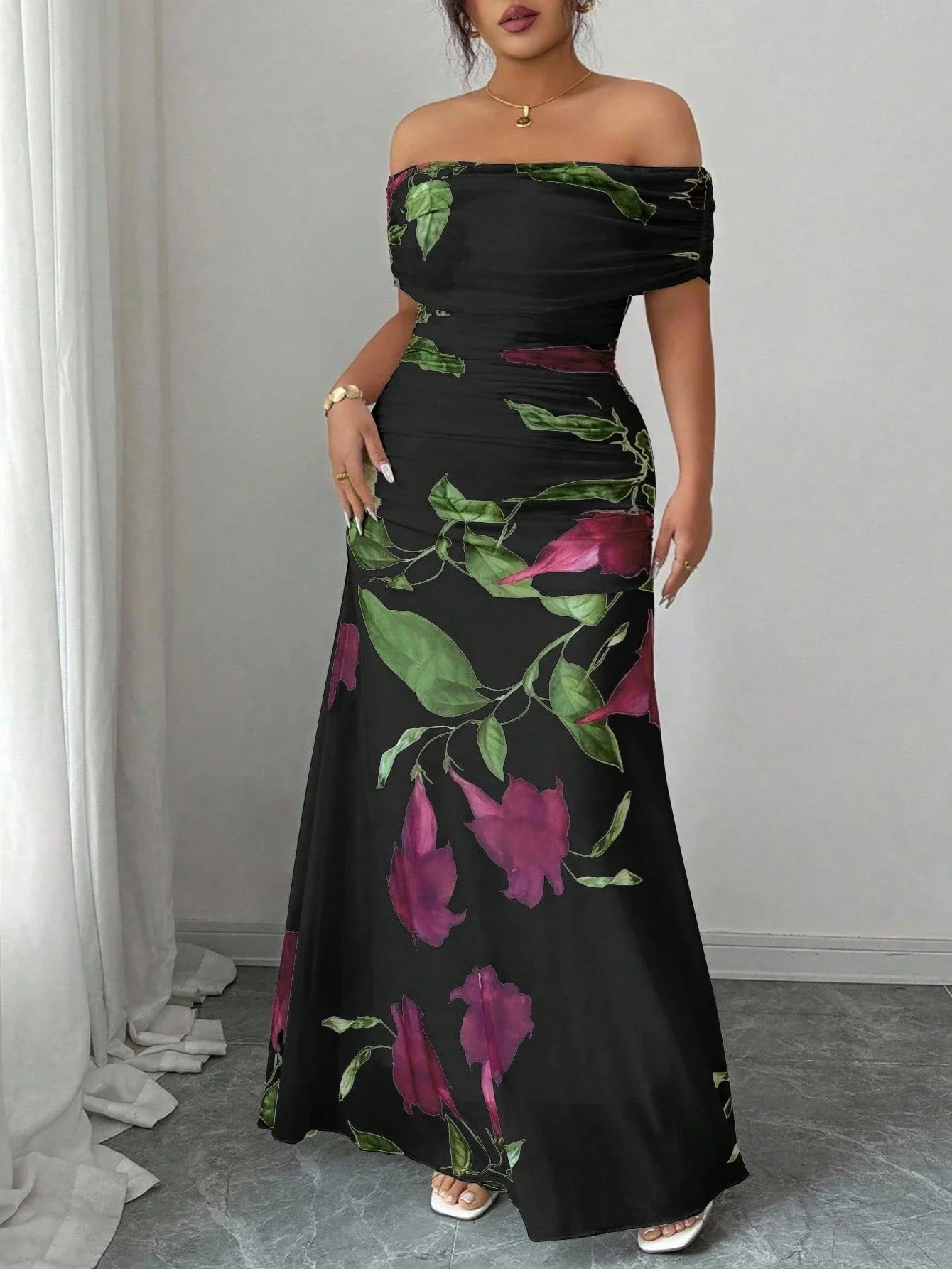 

Платье макси с цветочным принтом и открытыми плечами для вечерних мероприятий