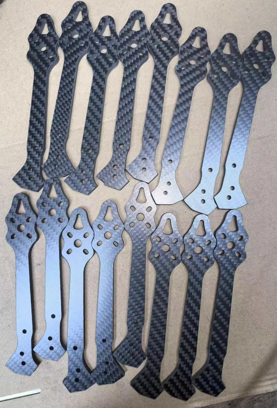 Serviço de usinagem CNC personalizado com processo de corte de folha de fibra de carbono