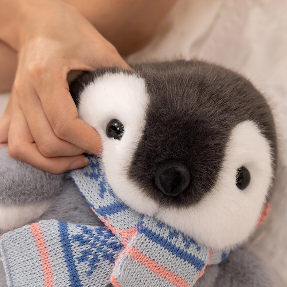Kawaii pinguim cinza brinquedos de pelúcia em chapéu de malha vestindo padrão de floco de neve cachecol pinguim imperador animal de pelúcia perfeito presente de inverno