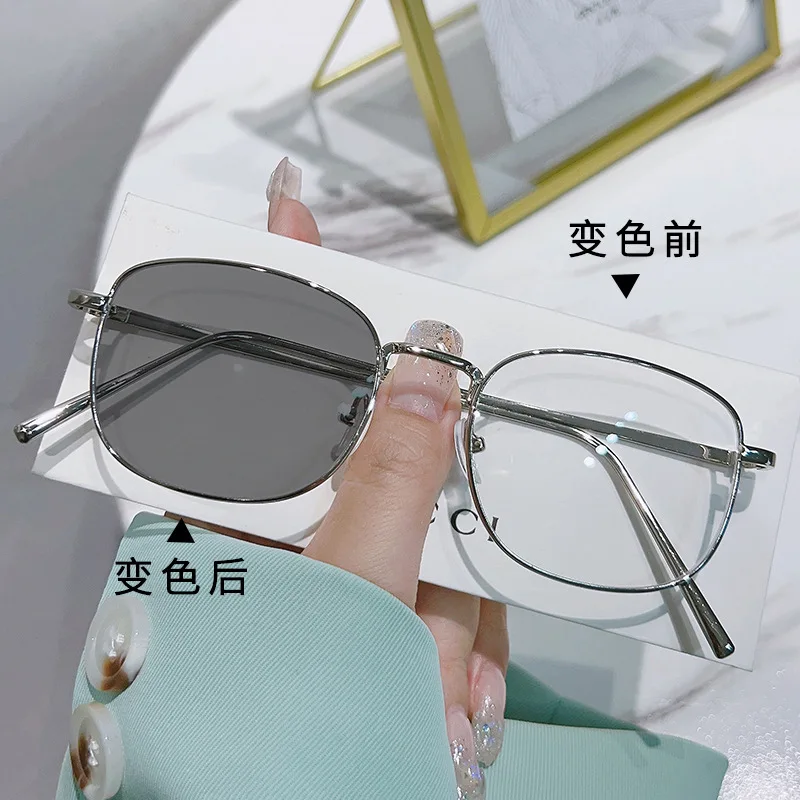 Fashion Photochromic Myopia Glasses Metal Eyeglass Frames Blue Light Blocking Glasses Finished Flat Color Change Myopia Glasses