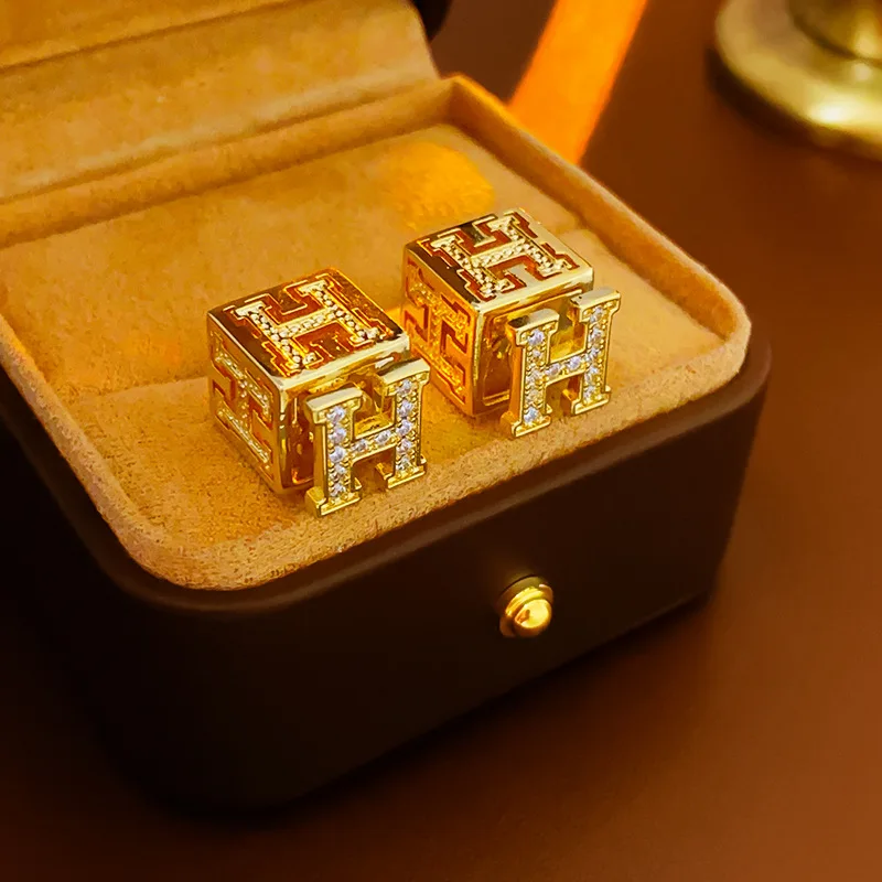 أقراط مجوفة بأحرف مربعة من الزركون للسيدات - أقراط بأحرف مربعة - أقراط مجوهرات بتصميم عصري وفاخر