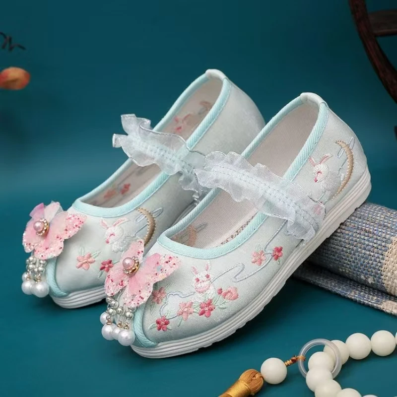 nuove-scarpe-hanfu-da-bambina-con-suola-piatta-ricamate-stile-etnico-primavera-estate-2026-con-nappine-di-perline-e-fiocco-in-tessuto