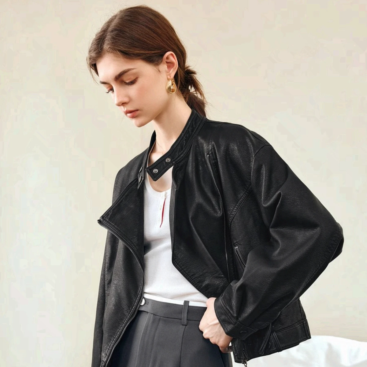 OLrain Giacca vintage in finto PU per donna 2025 Cappotto con cerniera autunno inverno Solido giacche con collo asimmetrico stile Hong Kong GO57QW96150