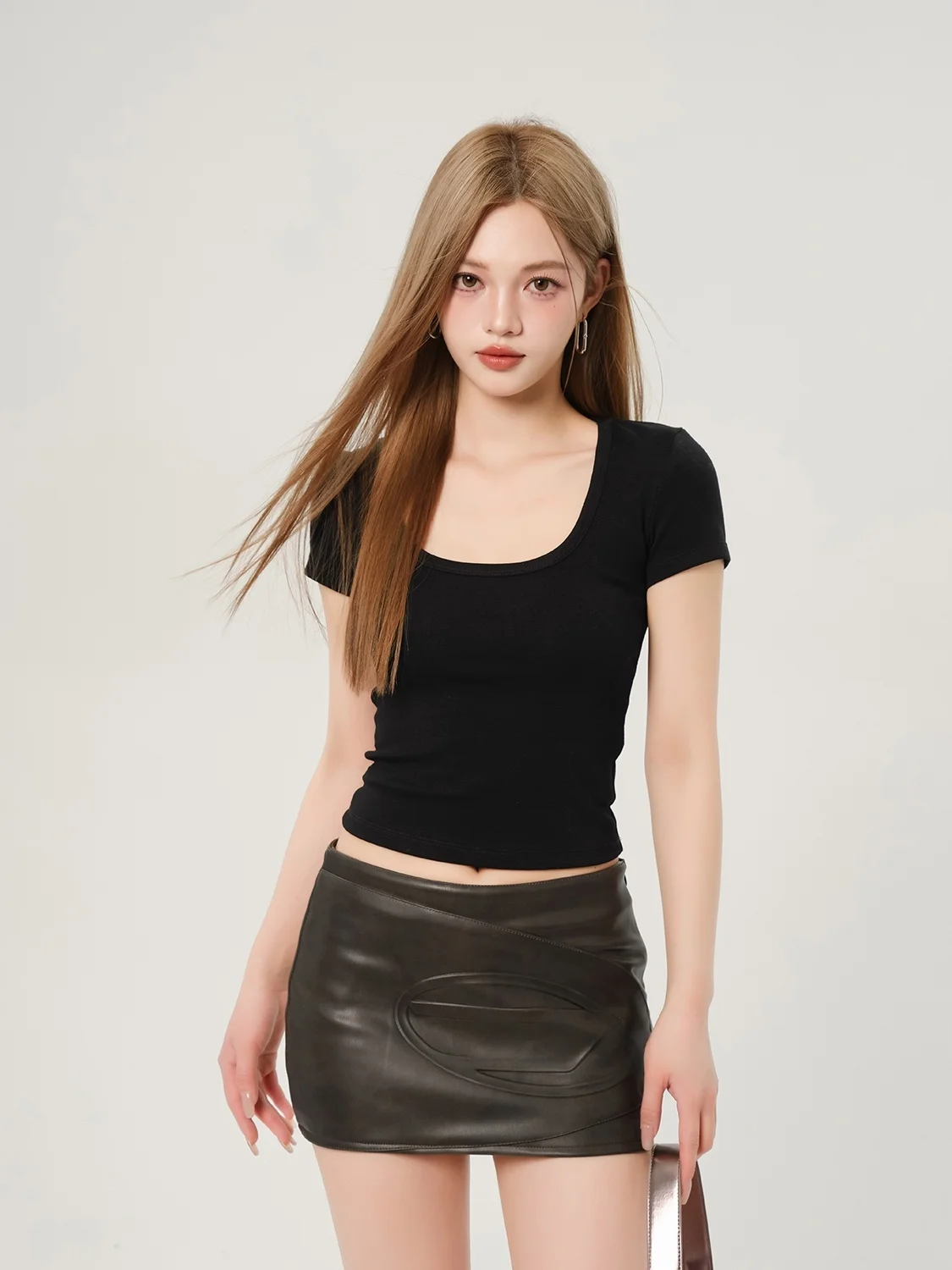 

EU IIWAN Bla ort Sve Large round Ne T-irt Women's Slim Fit ort Sle Versatile Cotton Spring Summer Top