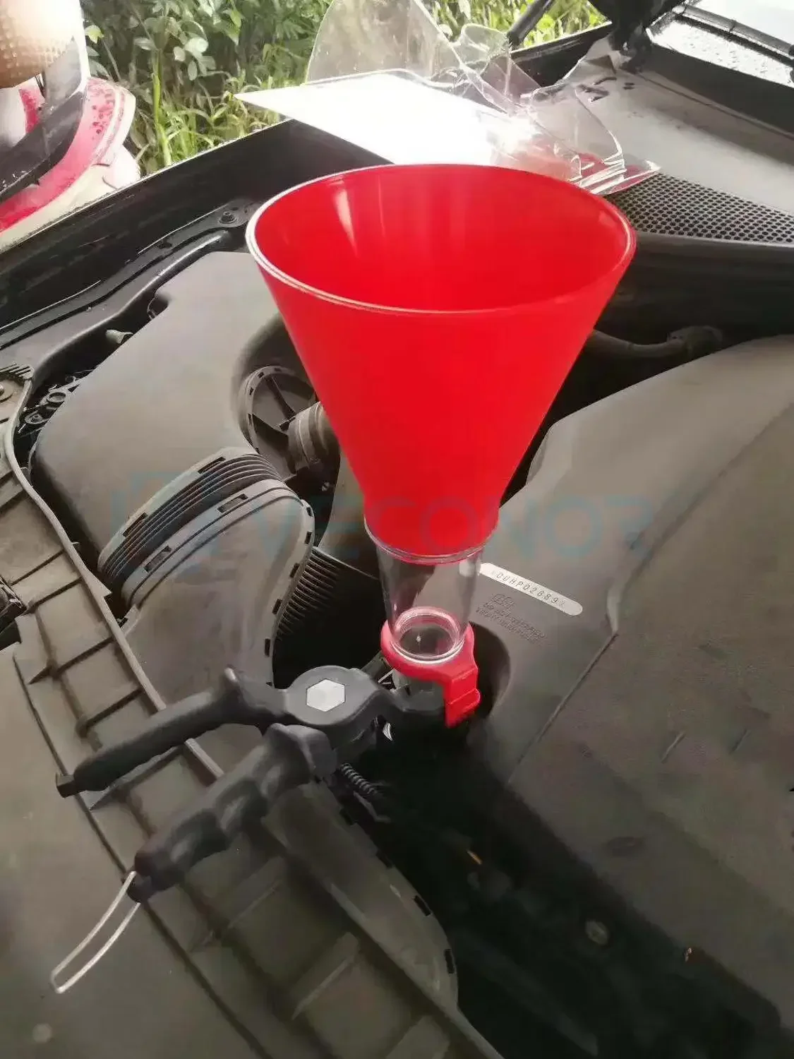 Engine Oil Filling Set Universal Oil Funnel with Adjustable Width Holding Clamp Multifunctional Pour Oil Tool for Car Repairing