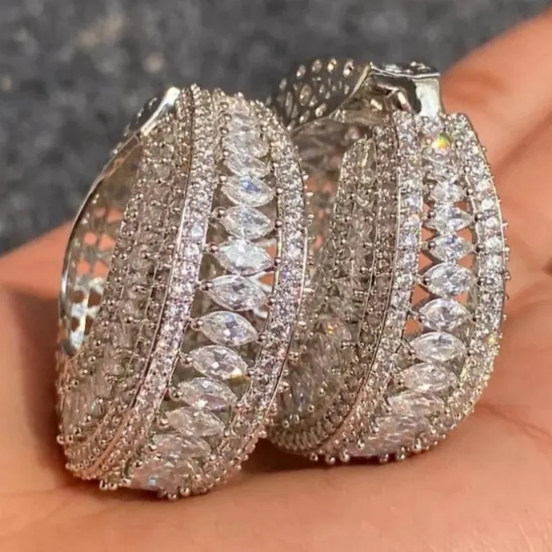 Luxuriöse Damen-Creolen mit synthetischem Zirkon-Inlay, wunderschöner, funkelnder Stil, Ohrringe für Partys und Abendessen, eleganter Schmuck – Detail 2