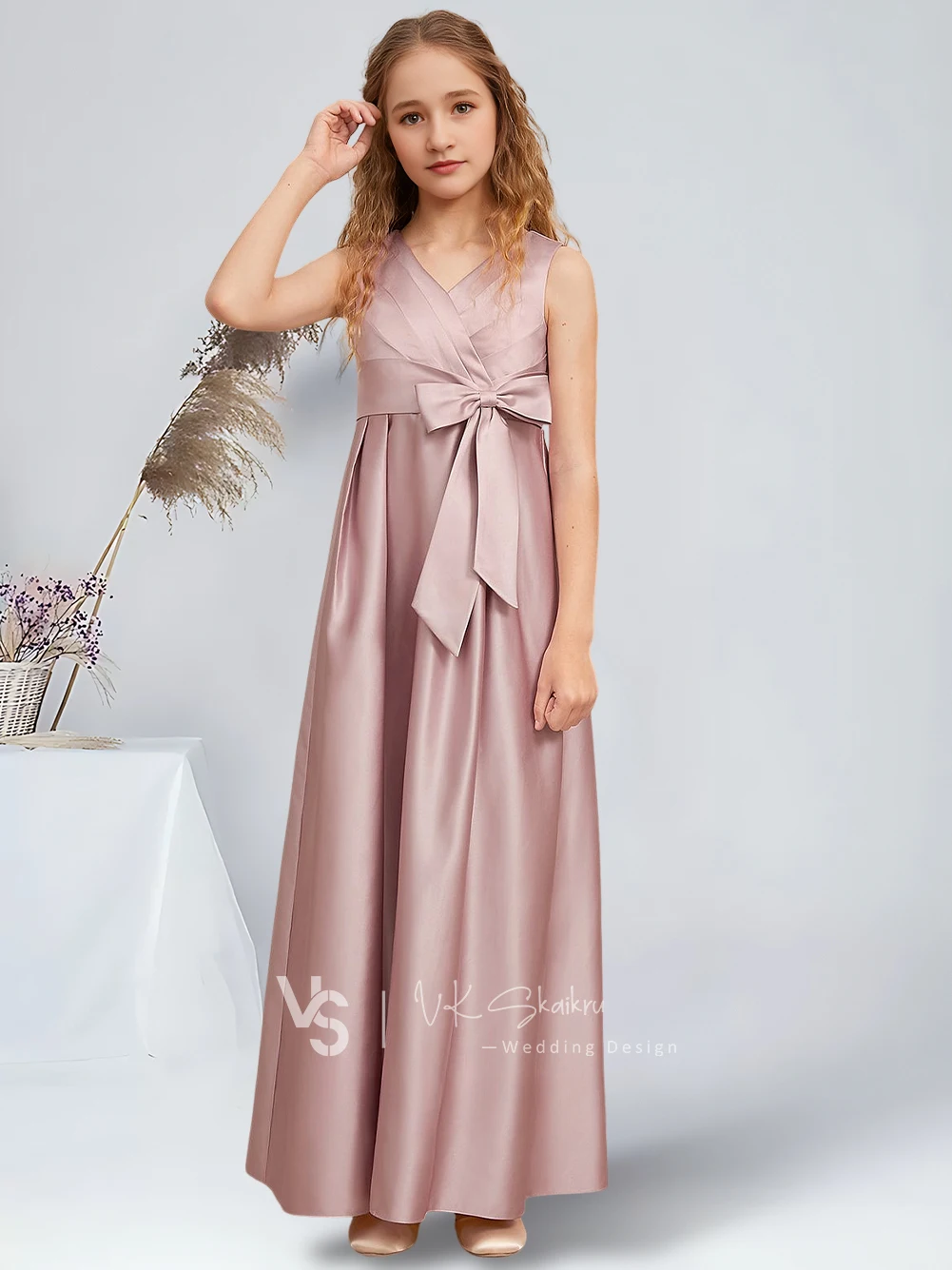 Elegante abito da damigella d'onore junior in raso con scollo a V lungo fino al pavimento con fiocco rosa polveroso affascinante abiti da ragazza di fiori per feste di nozze