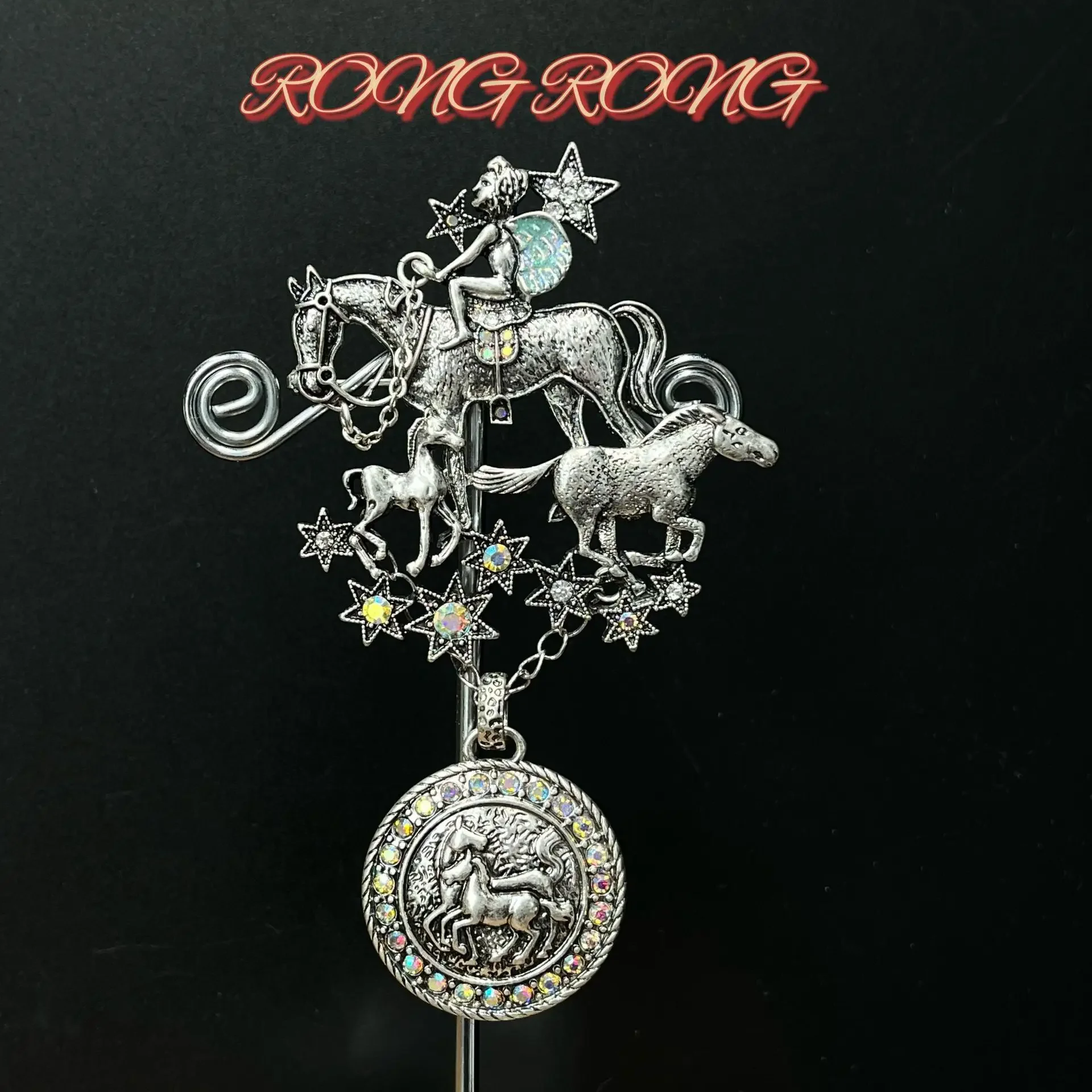 

Second-hand Heavy-duty Old Silver Figurine Alloy Horse Brooch Colored Diamond Star Round Ancient Coin Pendant Brooch
