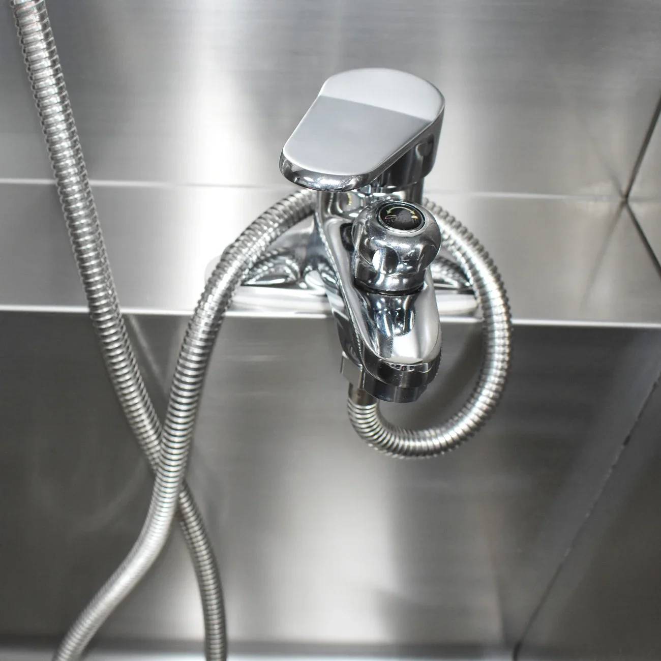 Hand washing with built-in sink on the lifting platform