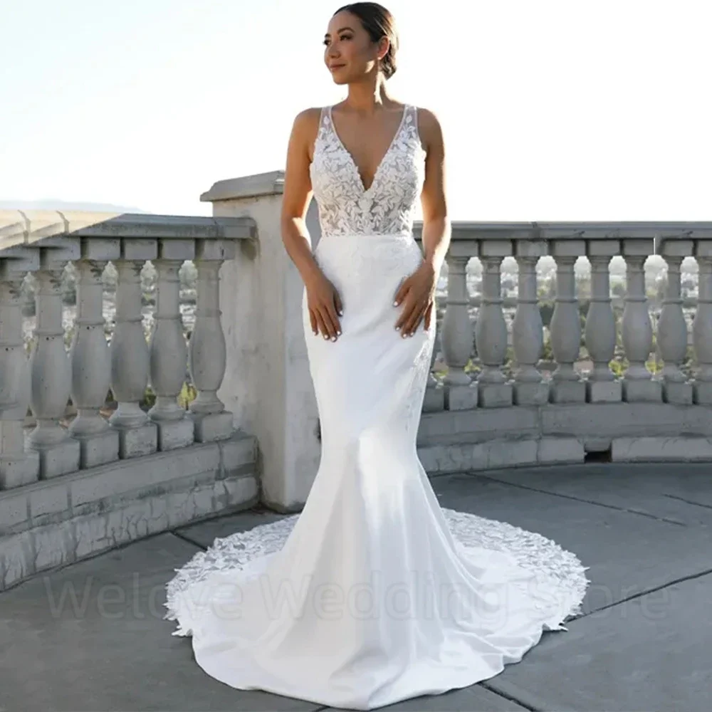 Zartes Brautkleid im Meerjungfrau-Stil mit Applikationen, sexy, tiefer V-Ausschnitt und offenem Rücken mit Knöpfen, Sweep-Zug, ärmellose Brautkleider