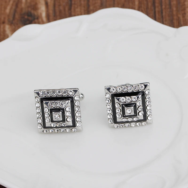 2Pcs/Set Dazzling Crystal Pyramid Shaped Mens Cufflinks Luxury Grooms Black Enamel And Rhinestone Paved Design Cuff Button