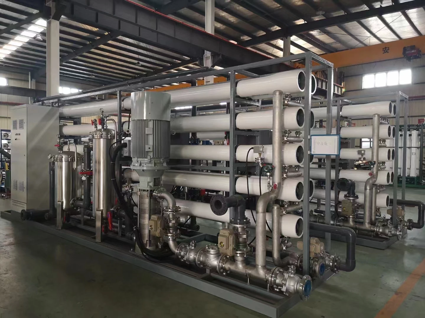 Attrezzatura industriale per il trattamento dell'acqua pura con funzionalità regolabili