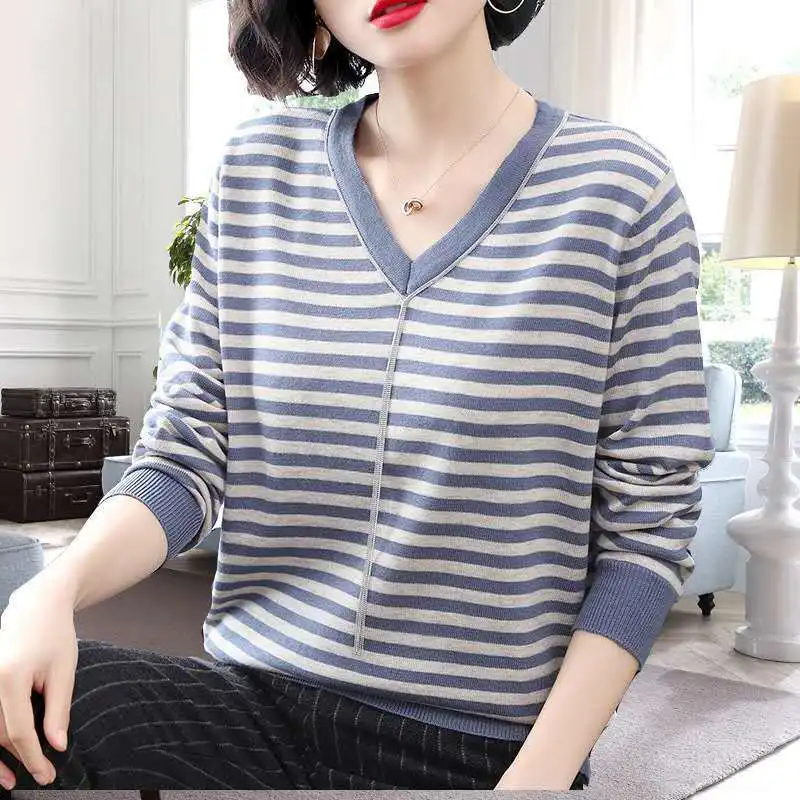 

Stylish V-Neck Spliced Striped Sweaters Women's Clothing 2024 Spring New Oversized Casual Pullovers All-match Commute Tops