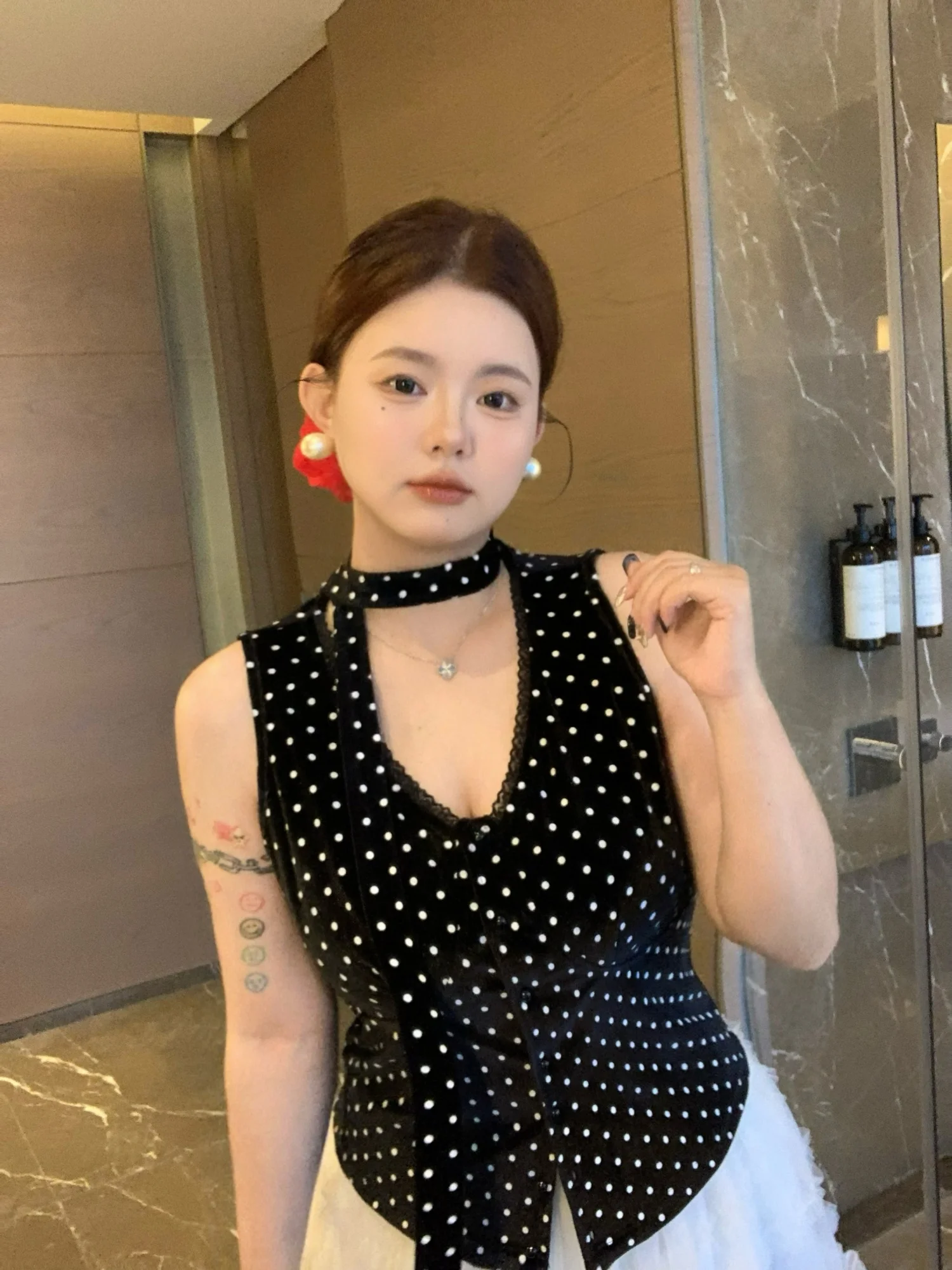 

Весенний укороченный топ из бархата в горошек для полных женщин: модный, облегающий, для создания стильного образа