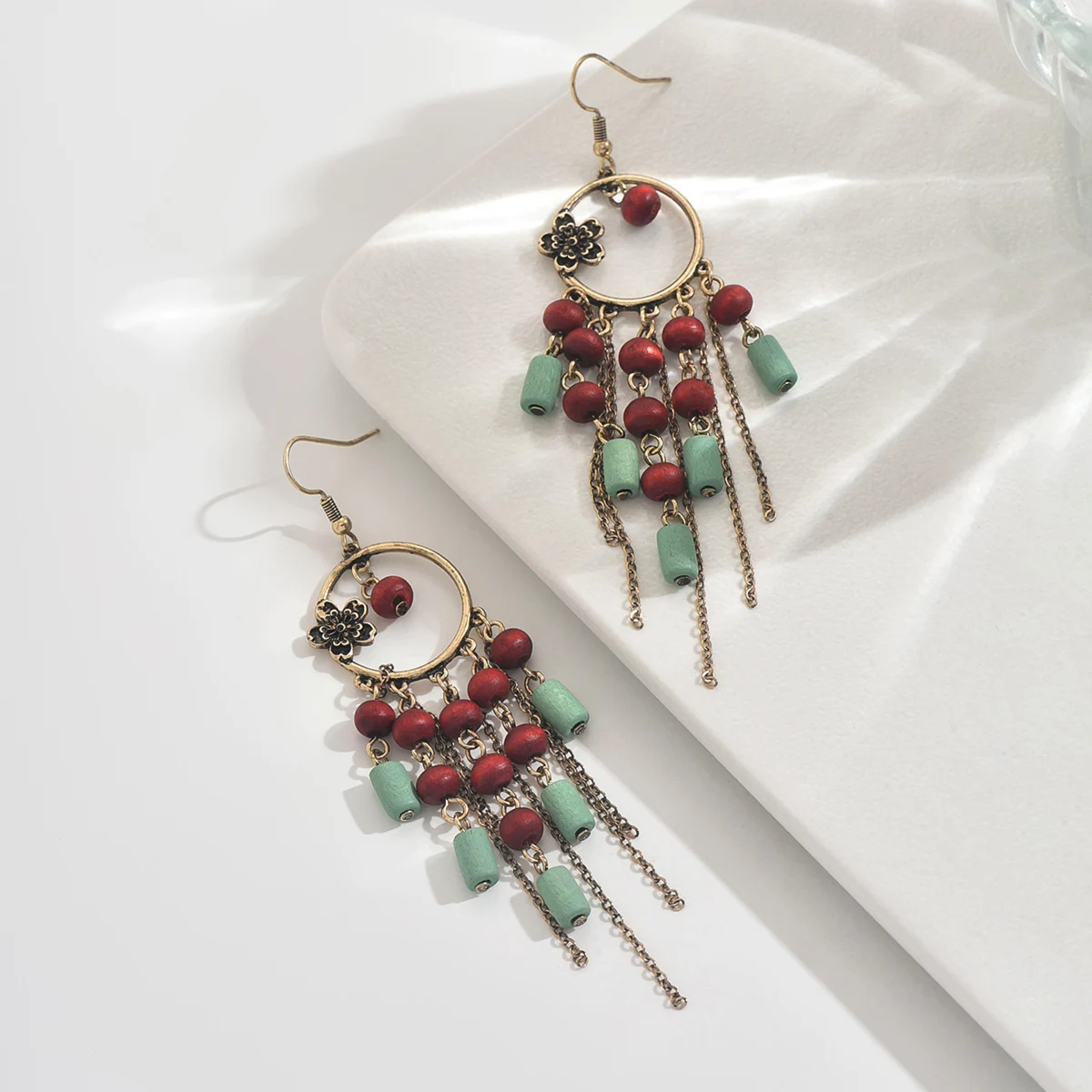 1 Pair of Bohemian Western-Style Wooden Red and Green Beaded Tassel Earrings, Vintage Distressed Hollow Flower Hoop Earrings, Dreamcatcher Earrings, Suitable for All Seasons, a Date Gift for Your Girlfriend