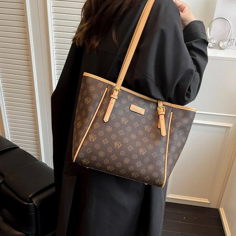 

Stylish Ladies Hand Bag Boasting Popular Elegant Color And Paris Classic Vibe Made Of Premium Leather With Metallic Accent​