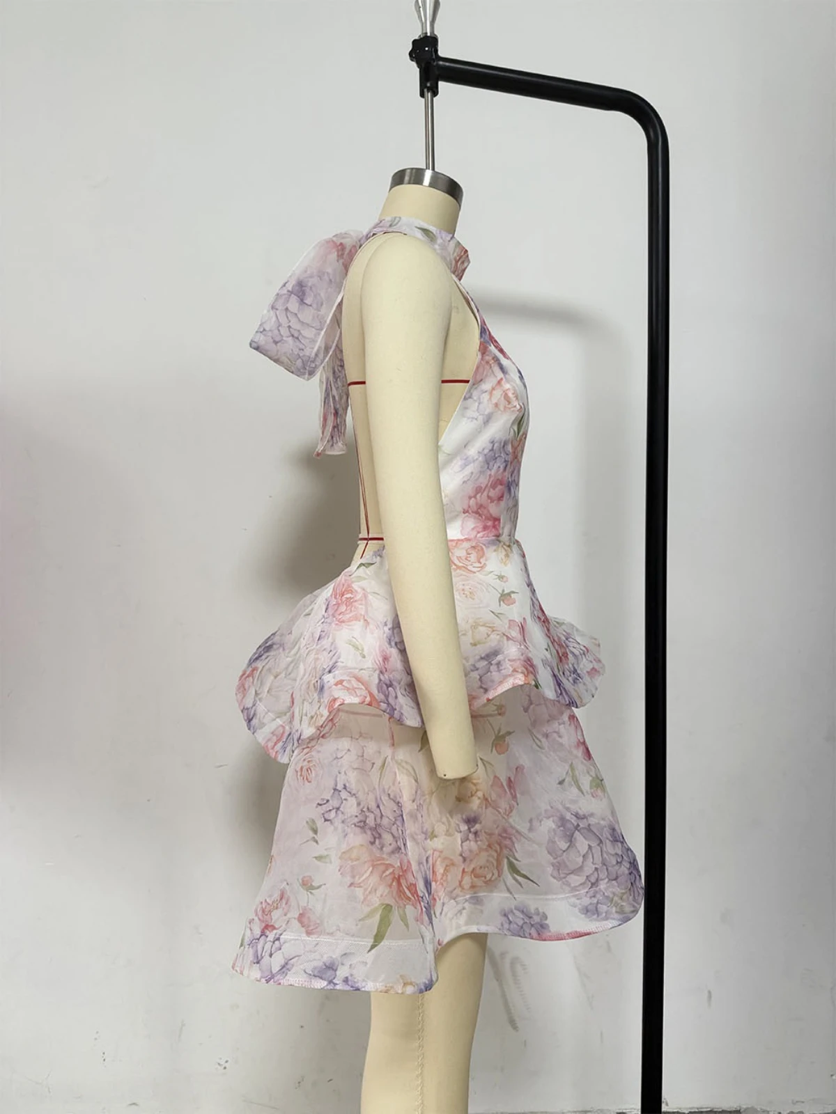 Stsss chique rosa floral impressão mini vestido feminino doce bowtied halter pescoço sem mangas sem costas magro de duas camadas uma linha vestido de festa