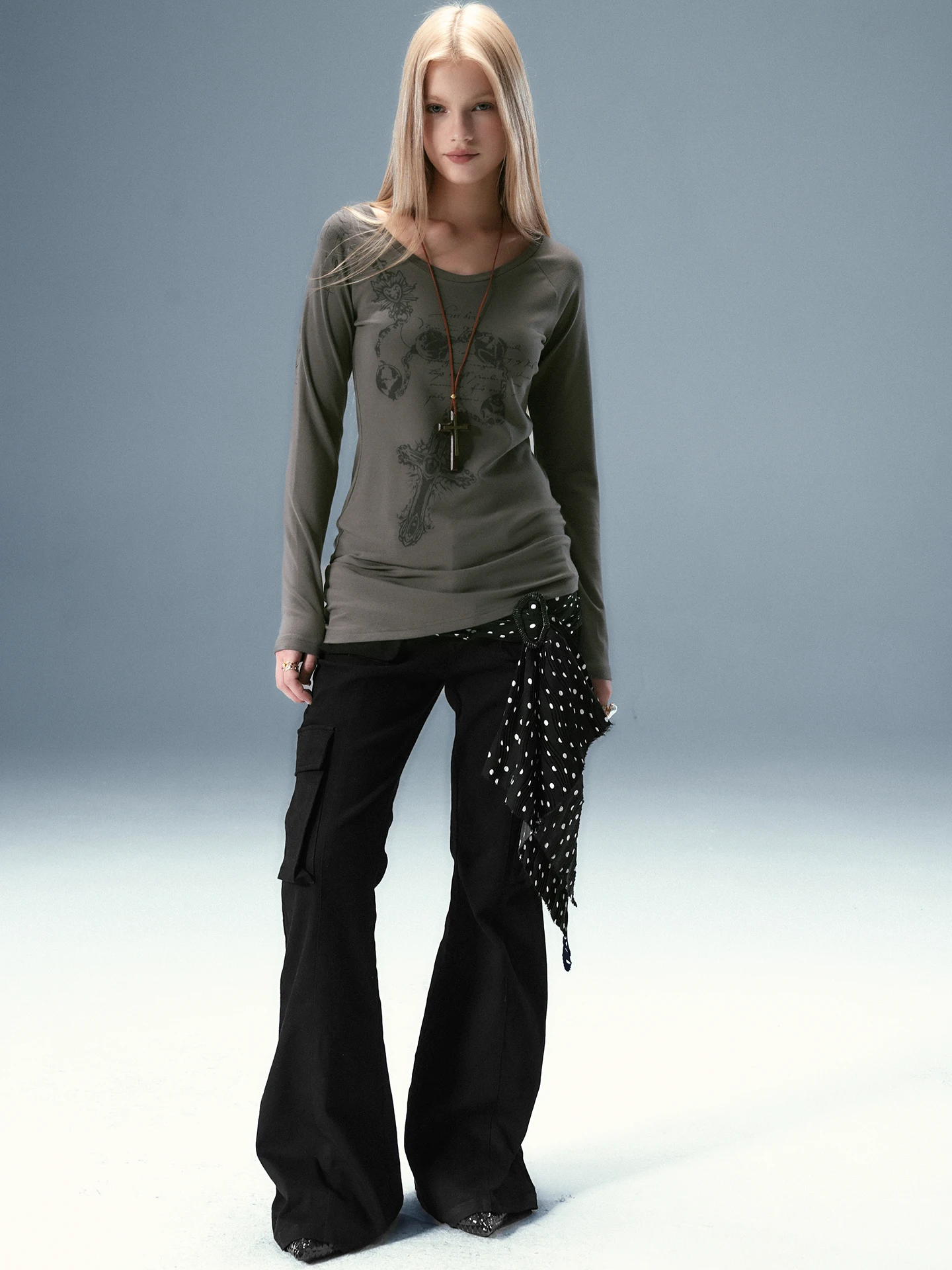 

Женская футболка средней длины с принтом тату, асимметричным подолом, винтажным стилем, облегающим кроем, длинными рукавами и круглым вырезом, повседневная одежда