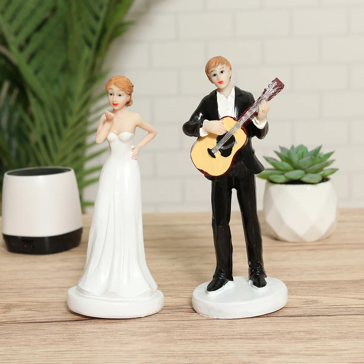 

Natural Resin Romantic Guitar Bride Groom Wedding Cake Topper Couple Resin Figures Wedding Cake Display Decoration Gift