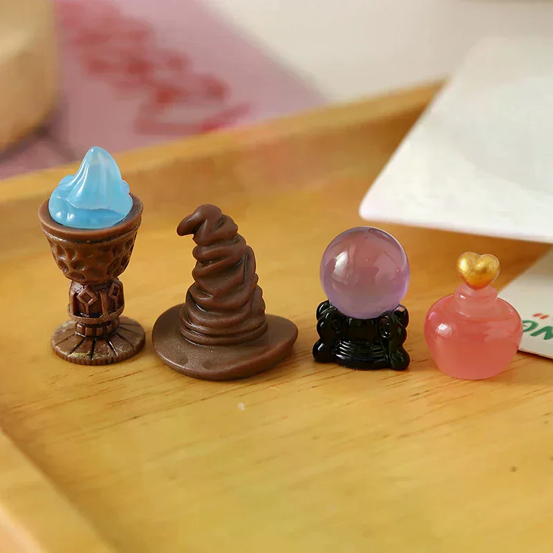 1pc 1/12 Schattige Poppenhuis Mini Magische Academie Rekwisieten Decoratie Poppenhuis Micro Scène Ornamenten Poppenhuis Accessoires Kid Speelgoed