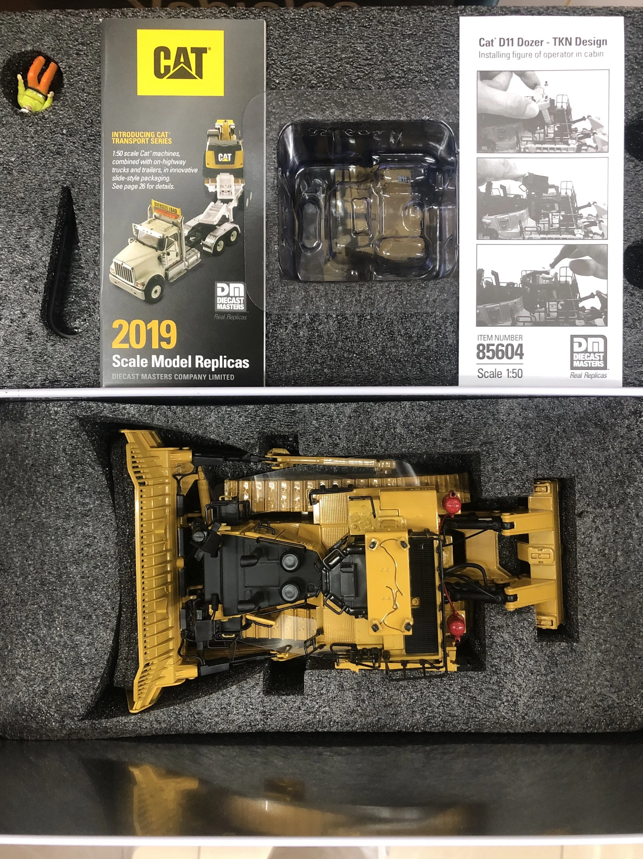 DM 1:50 Scale Caterpillar CAT D11T DOZER-TKN DESIGN Bulldozer Die Cast Alloy Engineering Vehicle Model 85604 Souvenir