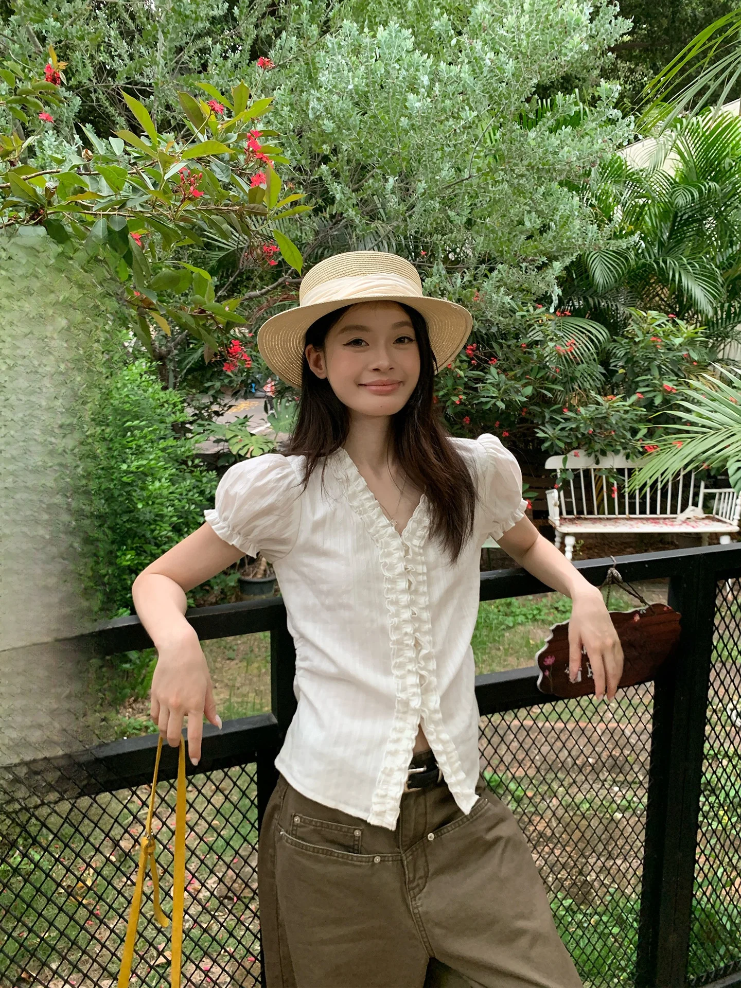 

White Bubble Sleeve Shirt Women's Summer Floral Trim Unique Beautiful Single Wear Song Zhengen Commute Style Korean Version S...