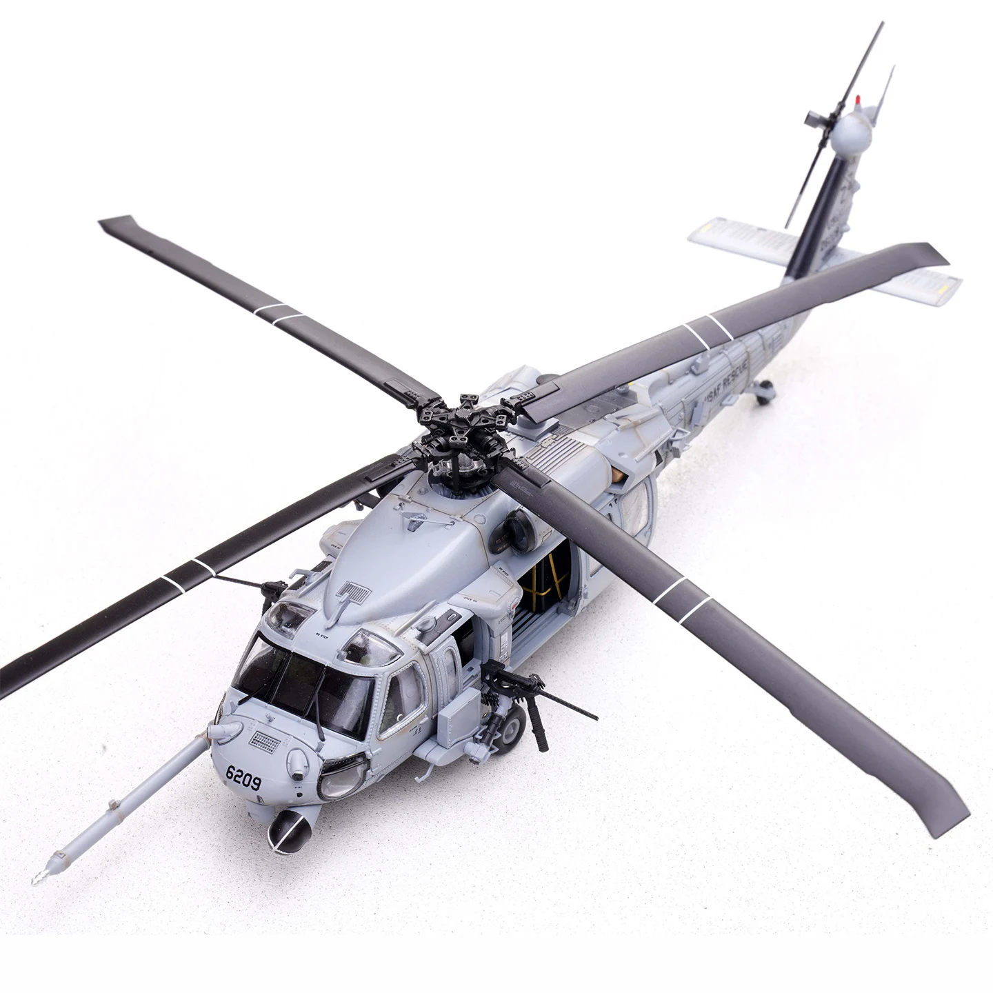 

Модель вертолета Spot 1:72 P14058PB US HH-60G 89-2609 33-й спасательной эскадрильи 2012 года, статическая, из сплава.