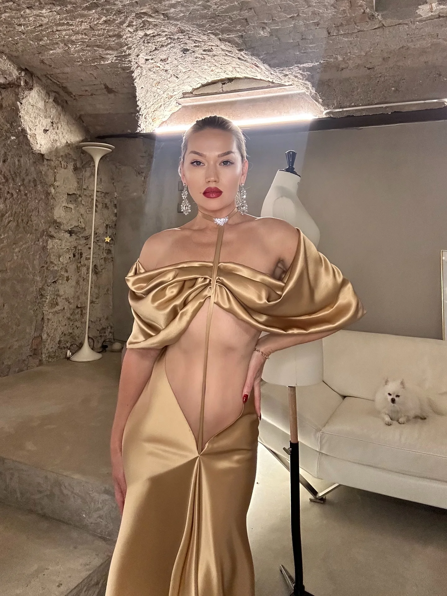 Vestido de noite longo sexy de cetim dourado fora do ombro com decote em V profundo e cauda, vestido de baile formal bodycon para mulheres ombro franzido