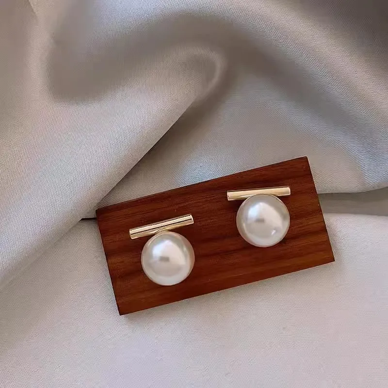 French Imitation Pearl Earrings A Word Metal Studs Retro Simple Temperament Earrings Ins Cold Ear High End Sense Niche Design image 2