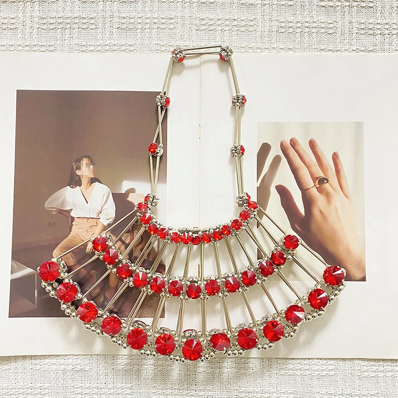 

European and American red retro high-end diamond metal handmade bead fan-shaped woven hollow women's hand-held dinner bag