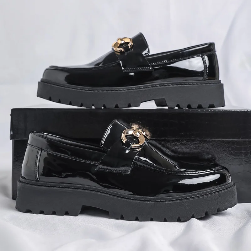 Herren-Freizeitsneakers, Herren-Slipper aus glänzendem Lackleder, Herren-Lederschuhe mit dicker Sohle und Metallschnalle, die die Körpergröße optisch erhöhen, Herren-Freizeitschuhe im britischen Stil für den täglichen Gebrauch. – Detail 3