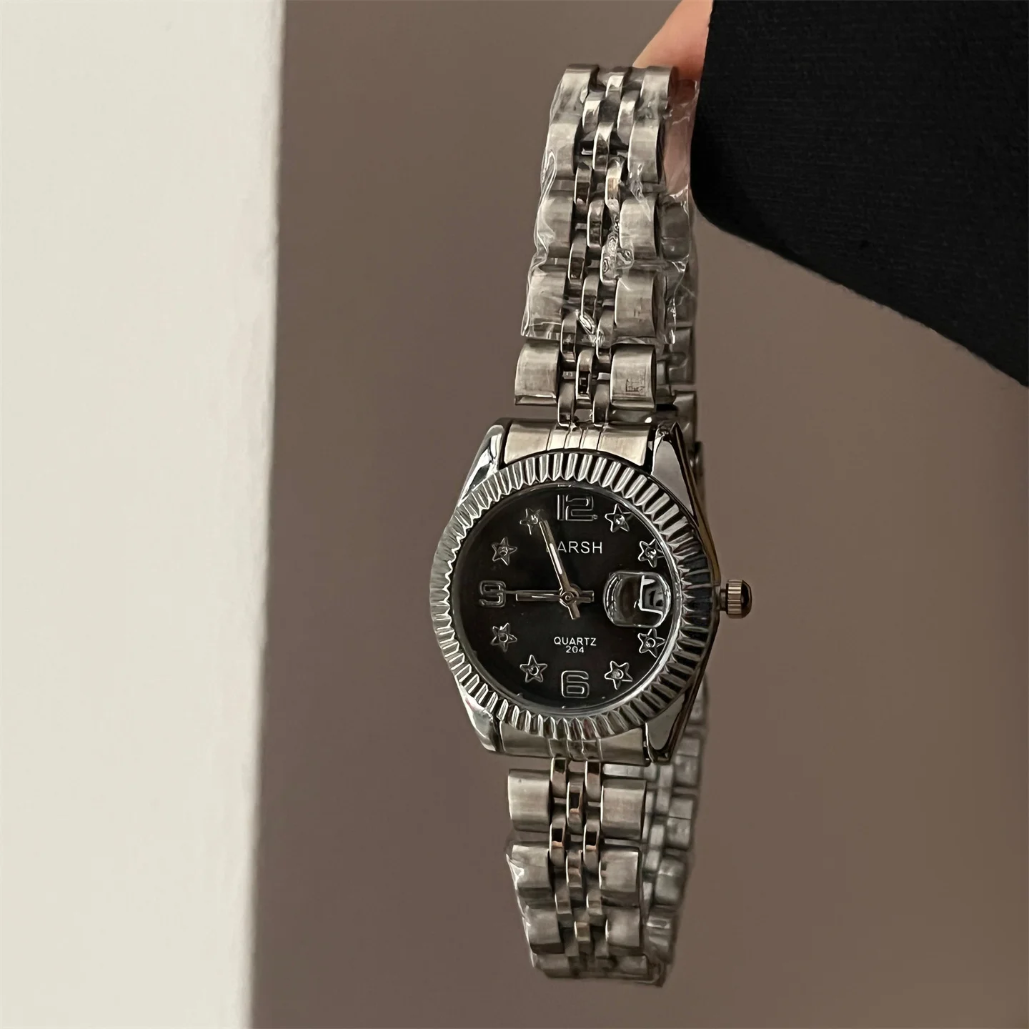 ساعة يد أنيقة مستديرة من الفولاذ عالي القيمة للنساء، ساعة يد بتصميم فاخر وخفيف الوزن، هدية لصديقتك