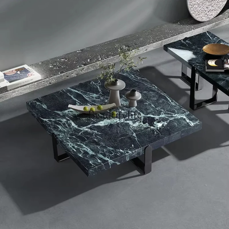 غرفة معيشة إيطالية فاخرة وبسيطة وطاولة قهوة رخامية مربعة الشكل على الطراز الفرنسي