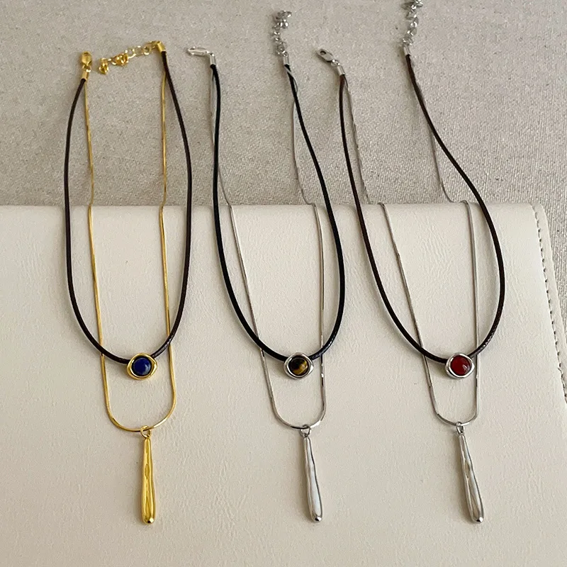 Französische doppellagige Fischgräten-Pu-Leder-Pulloverketten-Choker für Damen, Halsketten mit Naturstein-Wassertropfen-Anhänger, Schmuck
