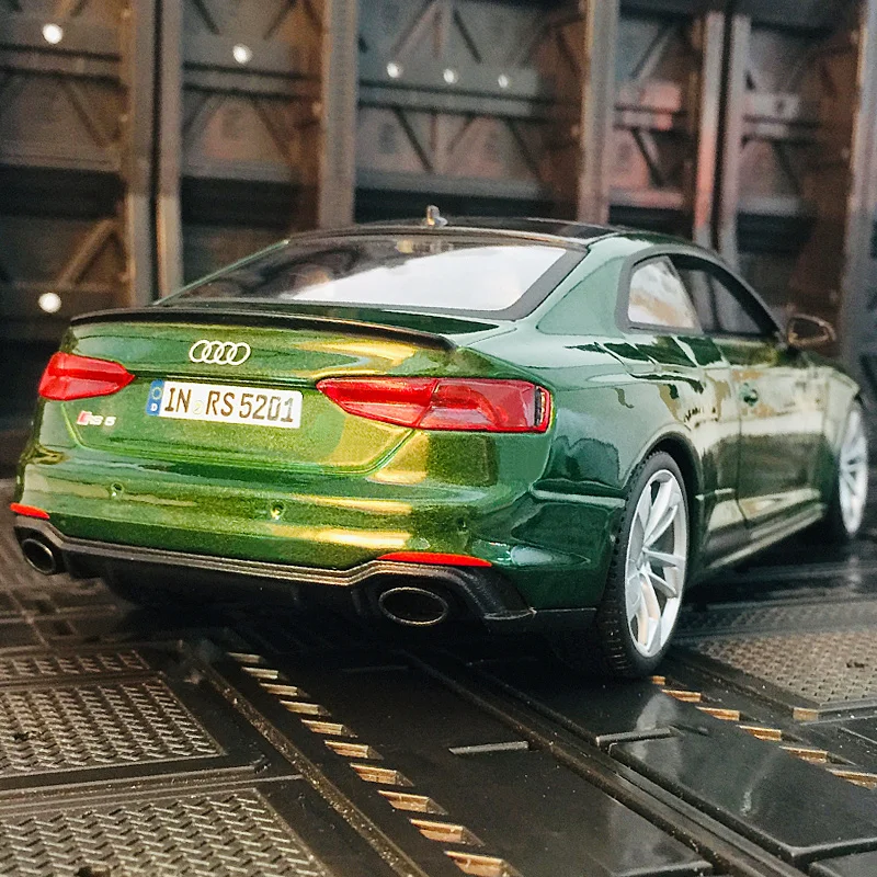 نموذج سيارة أودي RS5 كوبيه من بوراجو بمقياس 1:24، مصنوع من السبائك، أبوابه قابلة للفتح، مناسب للجمع ويمكن تقديمه كهدية.