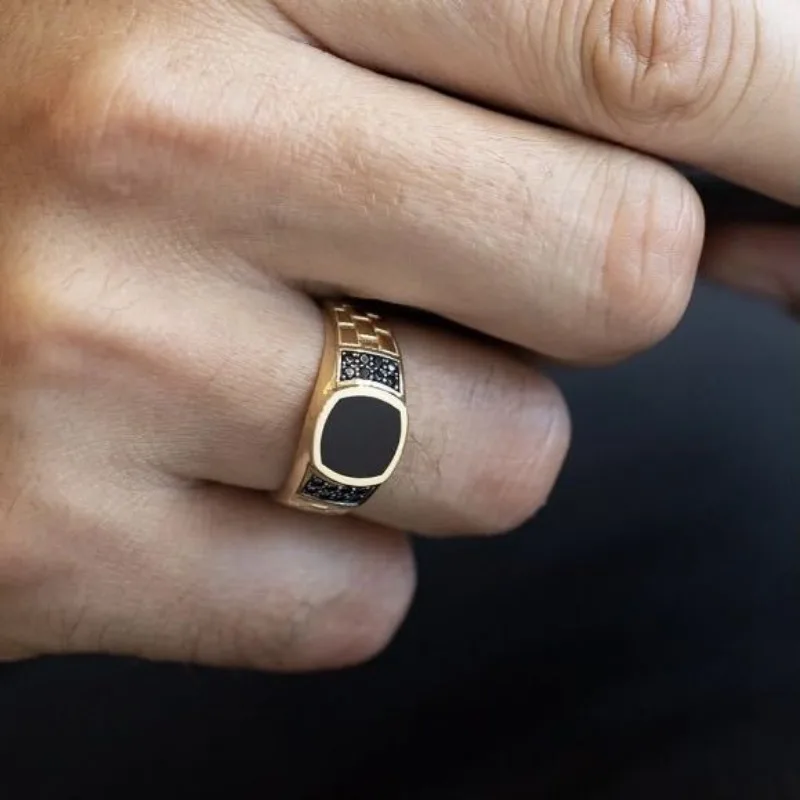 พราวสีทองรอบสแควร์หินสีดําแหวนผู้ชายงานแต่งงานแหวนเครื่องประดับ