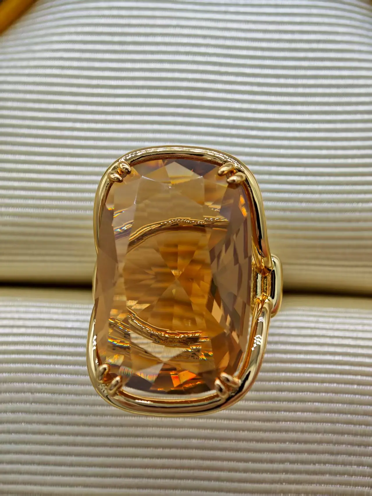 

2025 Autumn New Women's Fashion Oversized Crystal Wide Edition Ring